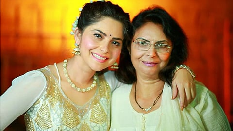 sonali kulkarni with her mother