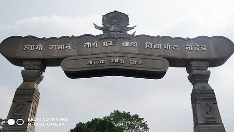  नवीन नांदेड ः नालंदा प्रवेशद्वारावरील स्वामी रामानंद तीर्थ मराठवाडा विद्यापीठ या नावातील शब्द गळून पडत आहेत.
