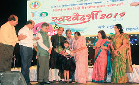 वर्धा  :  शालिनीताई मेघे यांच्या हस्ते पुरस्कार स्वीकारताना "स्वरवैदर्भी'ची महाविजेती सुमेधा बालपांडे.