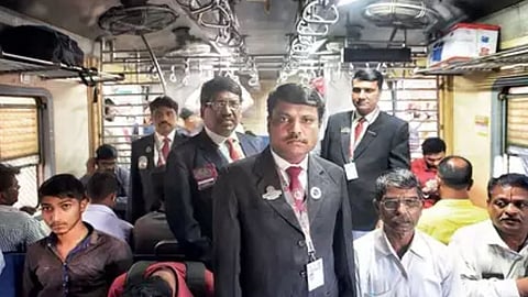 रेल्वेचे ४ टीसी चमकले, प्रत्येकी केली १ कोटींची वसूली, हे तर टीसी नंबर १