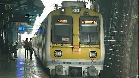 लोकल ट्रेनने प्रवास करण्यासाठी बनवून द्यायचा बनावट QR कोड पास, पोलिसांनी आवळल्या मुसक्या