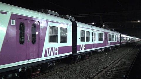 त्याने धावत्या लोकलमधून वृद्धास ढकललं! वाचा नेमकं काय झालं...