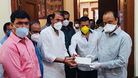 पिंपरी : वाघेरे प्रतिष्ठानकडून मुख्यमंत्री सहायता निधीस मदत; अजित पवार यांच्याकडे धनादेश सुपुर्द 