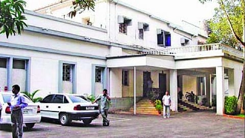 मातोश्री मागोमाग वर्षाच्या दारावरही कोरोनाची ठकठक; वर्षावर तैनात महिला पोलिसाला कोरोना