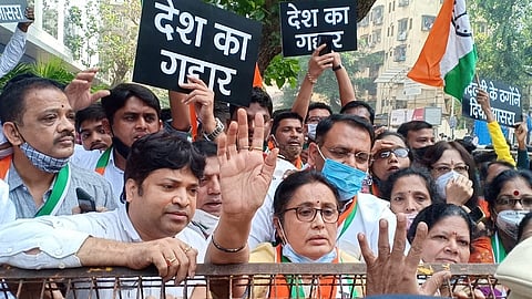 "अटक करा, अटक करा, अर्णब गोस्वामी याला अटक करा..." घोषणांनी मुंबईचं वातावरण तापलं