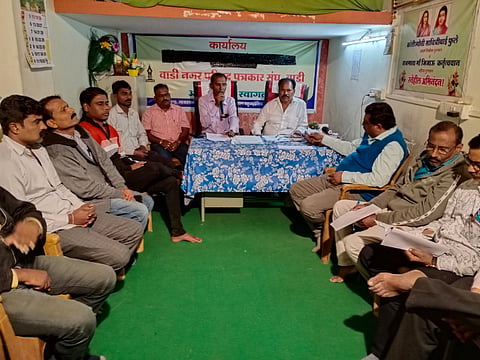 वाडी : मालकी हक्‍काची फाईल गहाळ झाल्याचा आरोप पत्रकार परिषदेत करताना बसपचे नगरसेवक. 