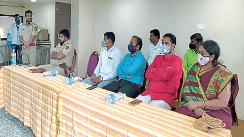 सातारा जिल्ह्यातील 'या' गावात घरगुती गणेशाेत्सवच, मंडळांचा एकमुखी निर्णय