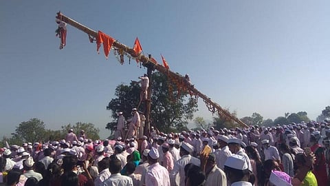Video पाहा : गनिमी काव्याने निघाली बगाड मिरवणुक; पाेलिसांची धरपकड सुरु