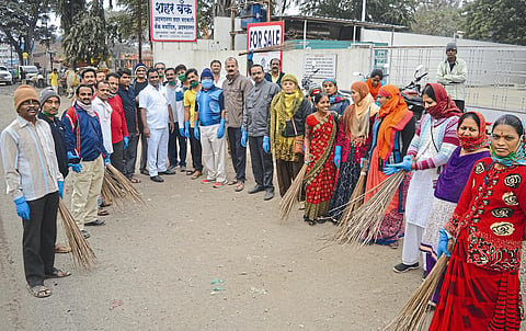 mayor came to the streets early in the morning for a clean city