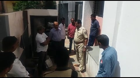 घटनास्थळी पाहणी करताना पोलीस.