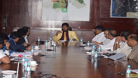 पुनर्वसनाआधी घरांना हात लावू नका; रामदास आठवले यांचे आदेश
