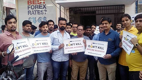 ऑनलाईन व्यवसाय विरोधात मोबाईल विक्रेते उतरले रस्त्यावर 
