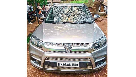 वैभववाडी ः जिल्हा बॅंक अधिकाऱ्यांची मोटार.