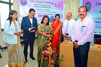 औरंगाबाद ः शासकीय कर्करोग रुग्णालयात स्तन कर्करोग कार्यशाळेचे उद्‌घाटन करताना डॉ. कानन येळीकर. यावेळी उपस्थित डॉ. चैतन्य कोप्पीकर, डॉ. अरविंद गायकवाड, डॉ. अर्चना राठोड, डॉ. अनघा वरुडकर.