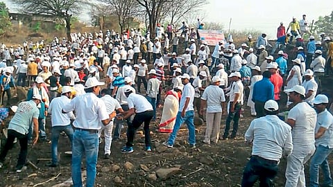 शेतकऱ्यांच्या मदतीसाठी सरसावले शेकडो हात 