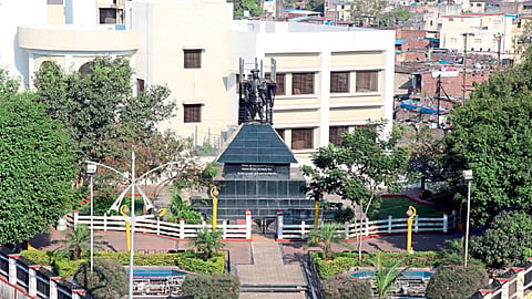 स्मारक की मध्यवर्ती ग्रंथालय?