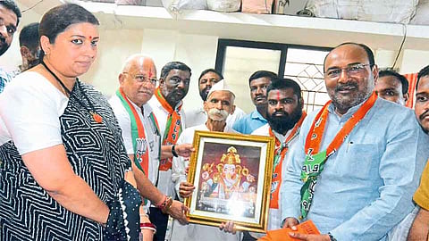Smriti Irani meets Sambhaji Bhide 