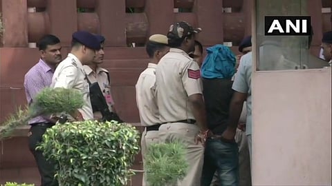 माथेफिरूचा संसदेत चाकू घेऊन जाण्याचा प्रयत्न 