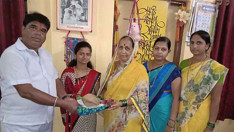 सेवानिवृत्त शिक्षकाकडून गावातील सावित्रीच्या लेकींना...माहेरची साडी 
