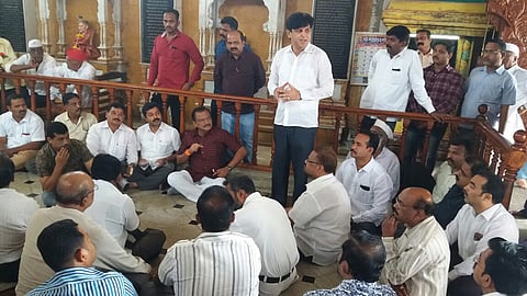 हडपसरः येथील हनुमान मंदिरात कचरा डेपो विरोधासाठी बैठक झाली.