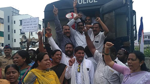 महापौरांच्या घरासमाेर बडवले ढाेल; ‘भारिप’चे करवाढीविराेधात आंदाेलन