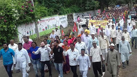 मंत्री सदाभाऊ खोत यांच्या रयत संघटनेचे सरकारविरोधात आंदोलन