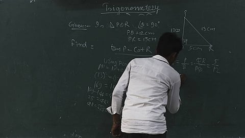 खासगी शिकवणींना सशर्त परवानगी द्यावी! शिक्षकांवर भाजीपाला विकण्याची वेळ