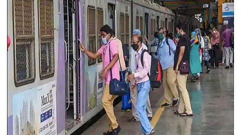 महामुंबईच्या प्रवाशांची प्रतिक्षा संपणार? लवकरच सर्वांसाठी लोकल ट्रेन सुरू होण्याची शक्यता