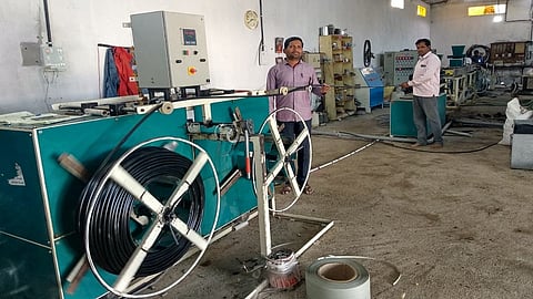 तीर्थपुरी : शशिकांत बोबडे व गणेश बोबडे या बंधूंनी सुरू केलेला ठिबक सिंचन पाइप रिसायकलिंगचा उद्योग. 