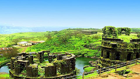 रायगडावर पर्यटक तहानलेलेच! पिण्याच्या पाण्याची सोय नसल्याने गंगासागरात उतरण्याची वेळ