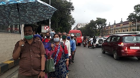 प्रवाशांच्या सहनशीलतेचा होतोय कडेलोट; दक्षिण मुंबईत बेस्ट आणि एसटीसाठी लांबच लांबच रांगा