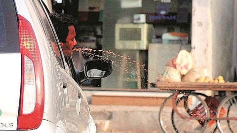 पिचकारी बहाद्दरांवरही पालिकेचा कारवाईचा दंडुका; 14 दिवसांत दीड लाखाची दंड वसुली