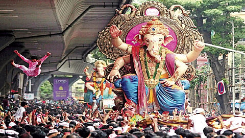 विघ्नहर्त्याच्या मुर्तिकारांवर आर्थिक विघ्न! तयार मोठ्या मूर्तींचे करायचे काय?  लाखो रुपयांचे नुकसान