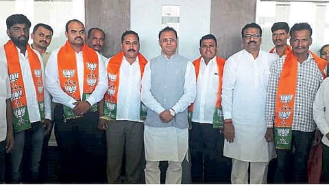 राष्ट्रवादीचे प्रदेशाध्यक्ष जयंत पाटील यांच्या कट्टर समर्थकांचे नातेवाईक भाजपमध्ये 