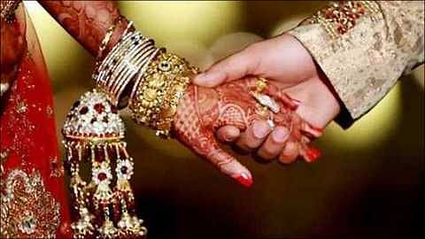 नवरा नवरीच्या वडिलांसह लग्न सोहळा आयोजकावर गुन्हा दाखल