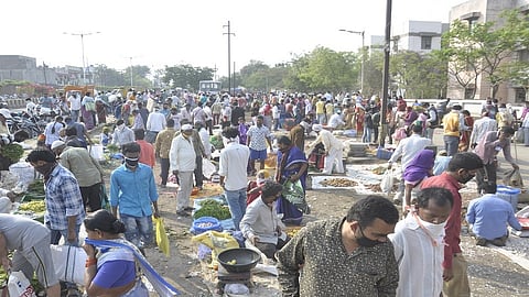 Vegetables Sell At Ambedkar Chowk, Social Distancing Not Follows 