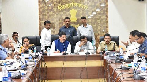सिंधुदुर्गनगरी - येथे सोमवारी पालकमंत्री दीपक केसरकर यांच्या अध्यक्षतेखाली आढावा बैठक झाली.