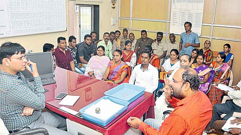 कणकवलीः संतप्त कलमठवासियांनी महावितरणला घेरले
