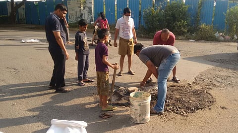 डीएसके विश्‍व येथील रस्त्याची श्रमदानातून दुरुस्ती 