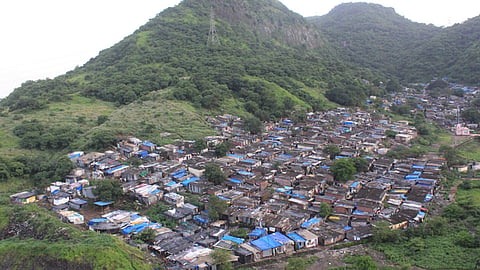 विस्तारणाऱ्या झोपड्यांचा धोका    