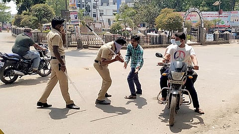 जालना ः रिकामचोटांच्या पार्श्‍वभागावर लाठीचा फटका देताना पोलिस. 