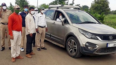 राजूर चौफुली येथे पोलिस मित्र वाहनांची तपासणी करताना. 