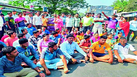 मूर्तींच्या विटंबनेनंतर रास्ता राेकाे करताना नागरिक .