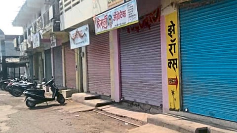 नांदेड - दलित संघटनांनी पुकारलेल्या महाराष्ट्र बंदला येथे चांगला प्रतिसाद मिळाला. मोंढा परिसरातील बंद दुकाने.