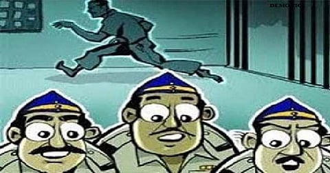 पोलिसांच्या हाताला हिसका देऊन  सांगोल्यात आरोपी पळाला 