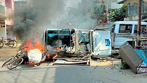 मुंगेर - दुर्गा विसर्जनावेळी पोलिसांकडून झालेल्या गोळीबाराचा निषेध करण्यासाठी गुरुवारी काही संघनांनी आंदोलन करत वाहनांची जाळपोळ केली.