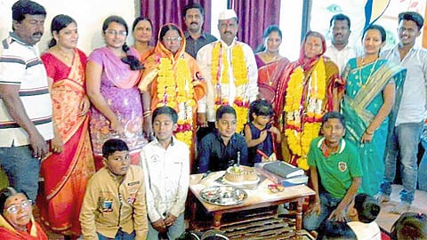 श्रीपूर - येथे आई, आत्या व कुटुंबीयांसमवेत पुनर्जन्माचा वाढदिवस साजरा करताना अजय काळेल.