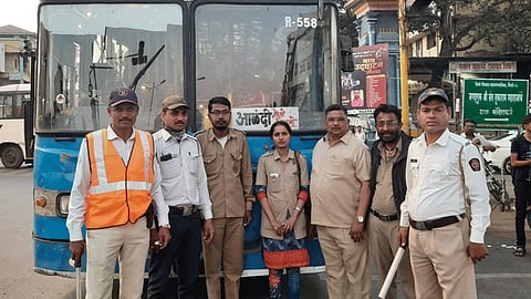 female thieves caught in alandi dehu PMP bus