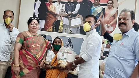 लोणावळा शहर भाजपच्या वतीने गरजूंना श्री. भेगडे यांच्या हस्ते किराणा मालाचे वाटप करण्यात आले. यावेळी नगरसेवक देविदास कडू, वृन्दा गणात्रा.