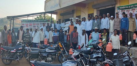 Balasaheb Mundhe expanded his business and provided employment to many farmers.jpg